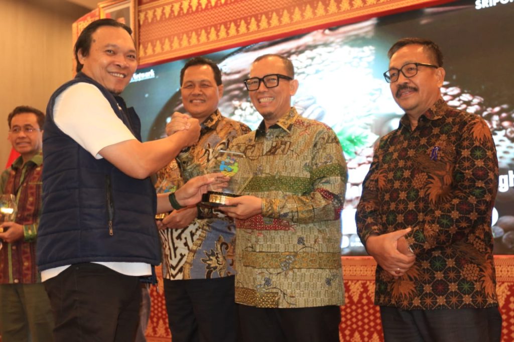 Penghargaan Untuk Inovasi Kopi, Bupati OKU Kembali Perkenalkan Kopi Liberika