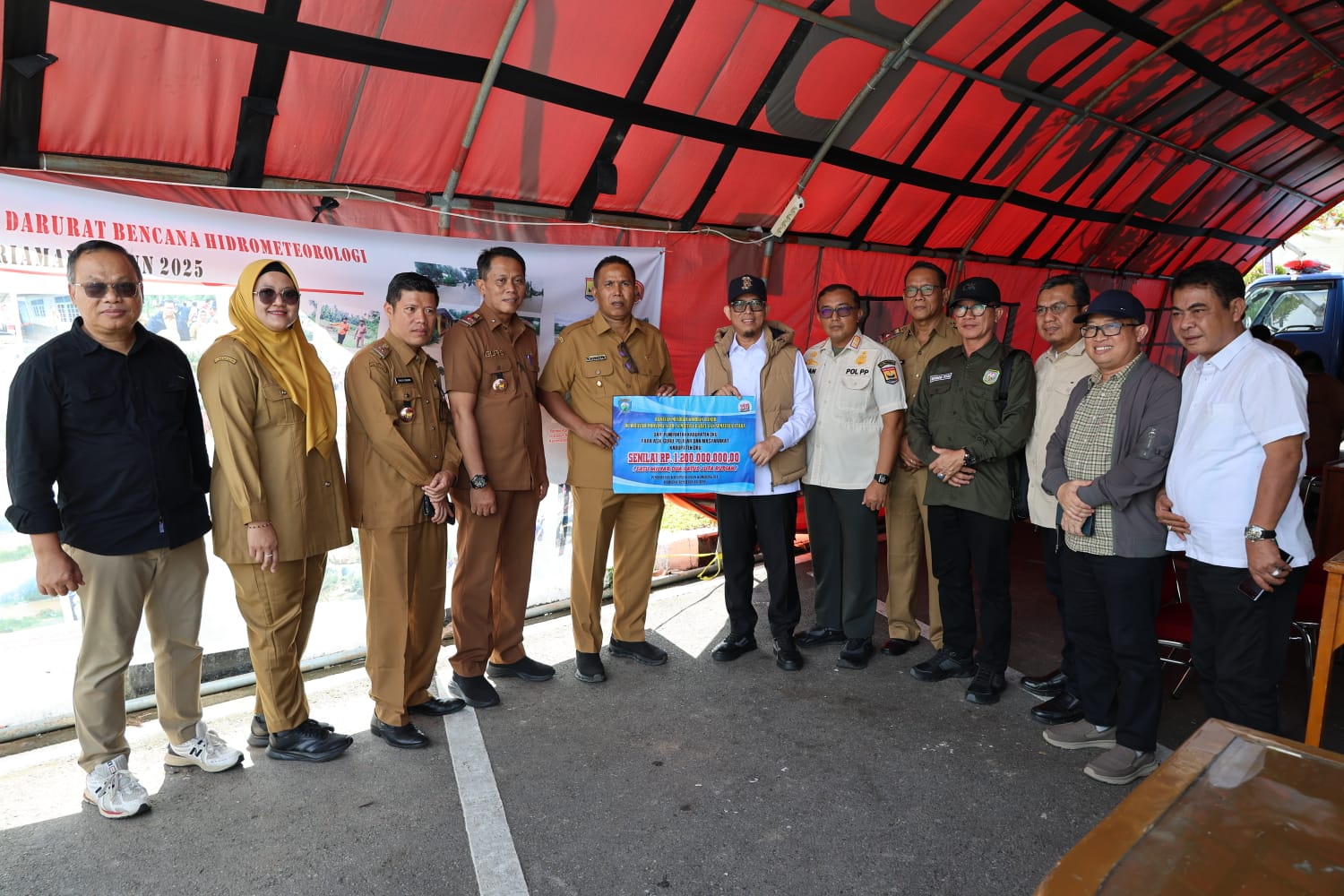 Bupati OKUH Teddy Meilwansyah Antarkan Langsung Bantuan Kemanusian Rp 1,2 Milyar Untuk Korban Bencana Hidrometeorologi Sumatera