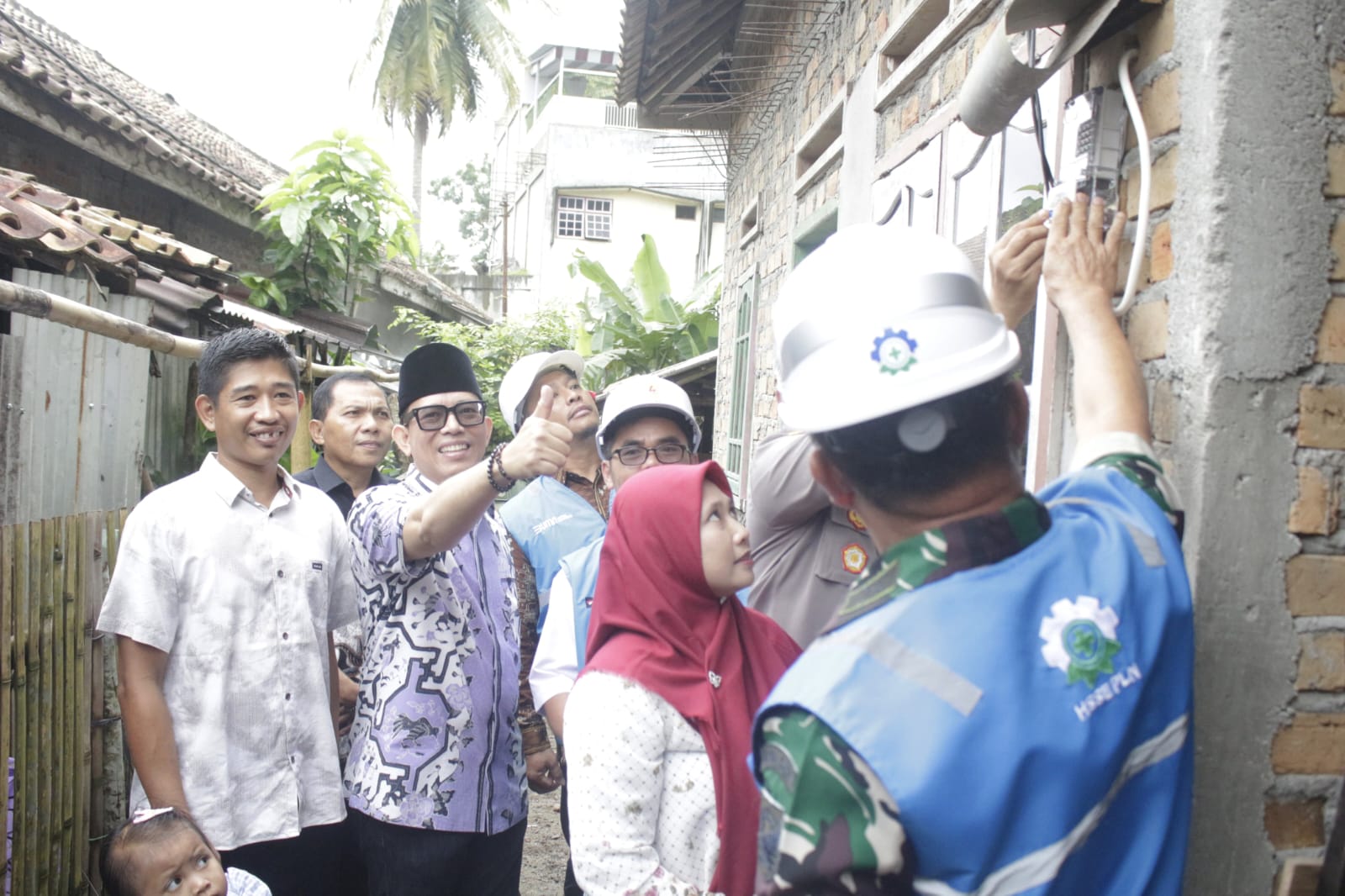 - 575 Warga OKU Dapat Bantuan Listrik Gratis, Bupati : Kedepan Warga OKU Rumahnya Wajib Teraliri Listrik